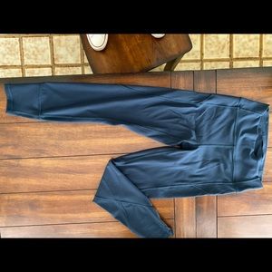 GUC lululemon In Movement 7/8 tights size 6 NAVY